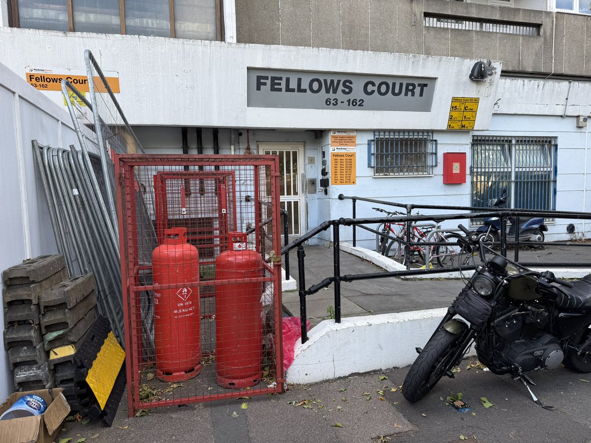 FellowscourtE2's tweet photo. London fire brigade in attendance. Loud bang and smell of burning plastic. Now residents of @hackneycouncil have been put in further risk with gas cylinders left obstructing the main fire exit of the building. @carowoodley when are you going to get a grip? #saferyfirst #hackney https://t.co/leRWzrasmV