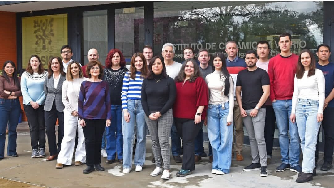 Instituto de Cerámica y Vidrio ICV-CSIC (@icvcsic) on Twitter photo Nueva foto del grupo GlaSS del <a href="/icvcsic/">Instituto de Cerámica y Vidrio ICV-CSIC</a>. El objetivo general del grupo es el diseño, procesamiento y caracterización de vidrios, vitrocerámicos y materiales sol-gel, abordando desde las características estructurales hasta las propiedades ópticas, mecánicas etc y sus aplicaciones. Nueva foto del grupo GlaSS del <a href="/icvcsic/">Instituto de Cerámica y Vidrio ICV-CSIC</a>. El objetivo general del grupo es el diseño, procesamiento y caracterización de vidrios, vitrocerámicos y materiales sol-gel, abordando desde las características estructurales hasta las propiedades ópticas, mecánicas etc y sus aplicaciones.