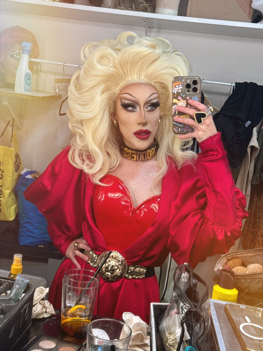 Después de la odisea de ayer, tener que empezar a maquillarme en el tren, a toda prisa, etc etc … ni tan mal ❤️