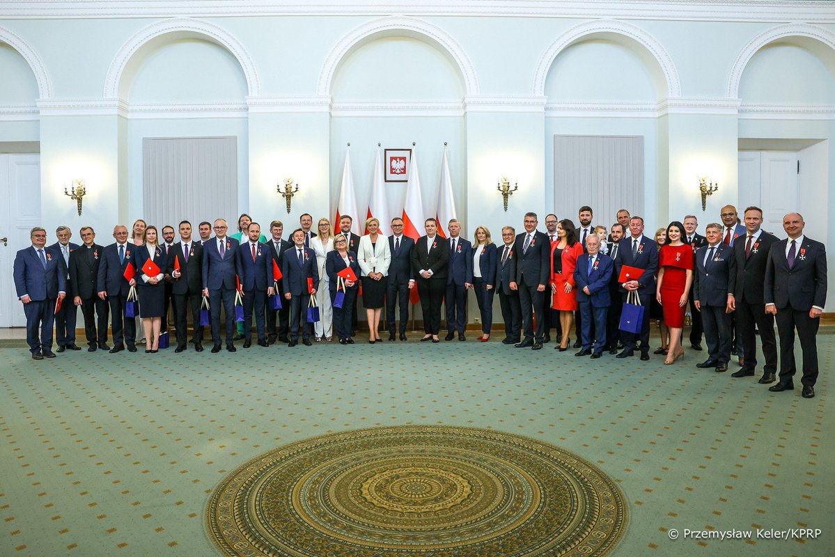 Kancelaria Prezydenta (@prezydentpl) on Twitter photo W Pałacu Prezydenckim odbyła się uroczystość, podczas której Prezydent RP <a href="/AndrzejDuda/">Andrzej Duda</a> wręczył odznaczenia państwowe oraz akty odwołania Ministrom i Doradcom w KPRP.
prezydent.pl/aktualnosci/or… W Pałacu Prezydenckim odbyła się uroczystość, podczas której Prezydent RP <a href="/AndrzejDuda/">Andrzej Duda</a> wręczył odznaczenia państwowe oraz akty odwołania Ministrom i Doradcom w KPRP.
prezydent.pl/aktualnosci/or…