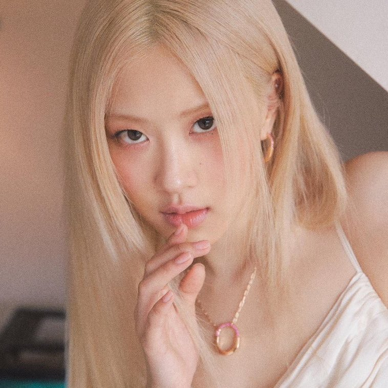 DIVA! ROSÉ foi indicada em 8 categorias do #VMAs:

‧ Video Of The Year
‧ Song Of The Year
‧ Best Collaboration
‧ Best Pop
‧ Best K-Pop
‧ Best Direction
‧ Best Art Direction
‧ Best Visual Effects