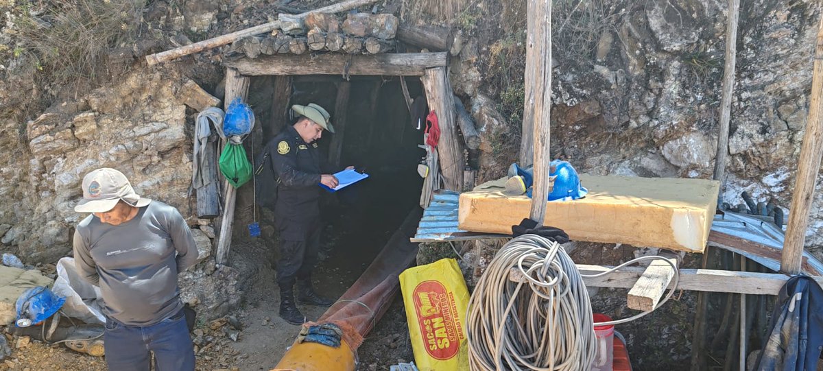 #Áncash 🚨| Efectivos de la Dirección de Medio Ambiente PNP, detuvieron a cuatro sujetos, quienes integrarían la banda criminal Los Ilegales de Racracancha, dedicada a la minería ilegal. Se les incautó maquinarías, dinamitas y otros, valorizado en S/208 375 #PolicíasEnAcción