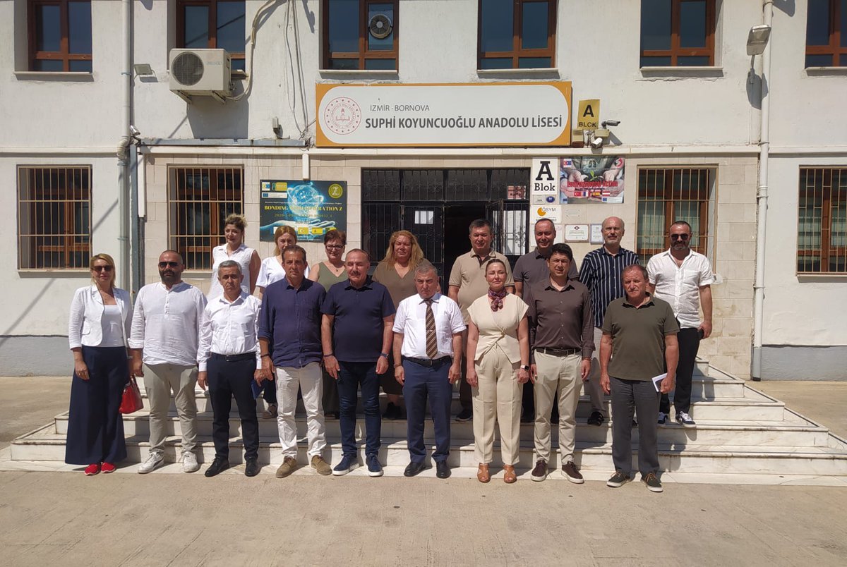 İlçe Hayat Boyu Öğrenme Komisyonu Toplantısı, Bornova Kaymakamı Sayın Muzaffer ŞAHİNER başkanlığında, Bornova İlçe Millî Eğitim Müdürü Sayın Mustafa İSLAMOĞLU koordinasyonunda komisyon üyelerinin katılımlarıyla, Suphi Koyuncuoğlu Anadolu Lisesi Toplantı Salonunda