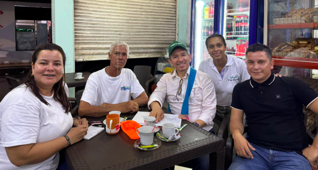visomutop's tweet photo. Don Edgar Saldarriaga es un libro sobre la colonización del Ariari; él es Presidente de AgroCafre; lidera creación de Reserva #Campesina en @puertoricometa. En el puerto La Concordia reunidos con Luz Mery Junco, @LopezKater78156, Sammy Benavides de @AgenciaTierras y Pedro Arenas https://t.co/4uetJZj6Hw
