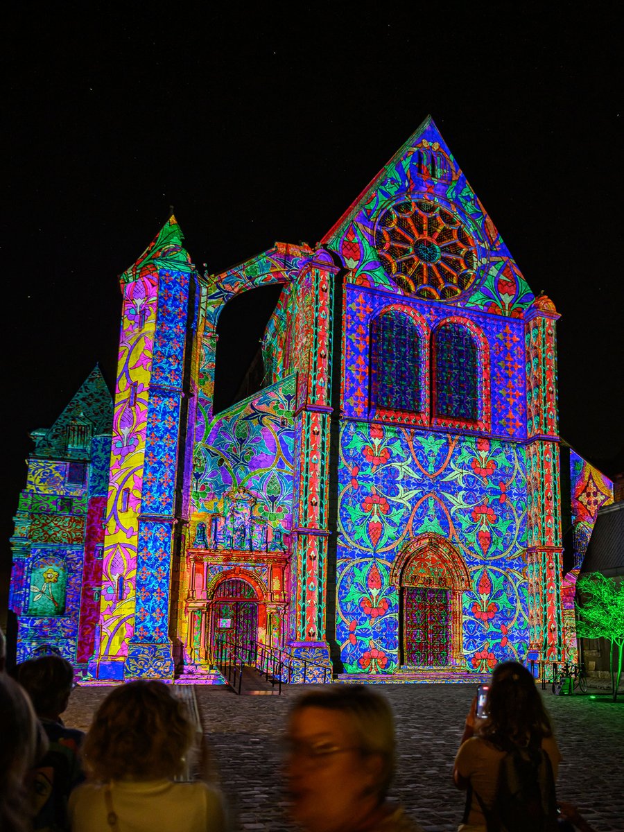 ChartresLumiere's tweet photo. ✨ La scénographie de l’église Saint-Aignan est brève, mais saisissante. Prenez le temps de la contempler plusieurs fois… chaque seconde révèlera de nouveaux détails ! ⏳💫
🛎️ ► https://t.co/OzFI7jwwct

#Chartresenlumieres #Chartres #illumination ​@VilledeChartres https://t.co/aYc9TBGHvj