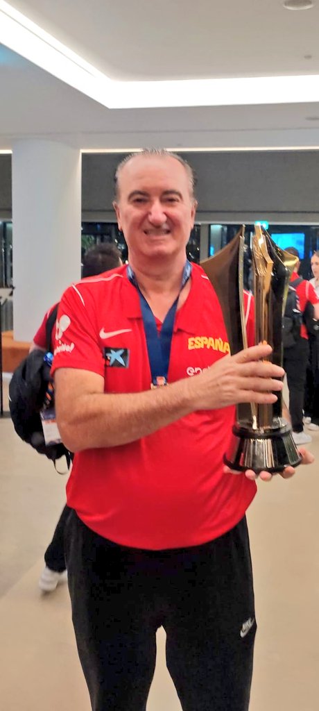 CBClaret's tweet photo. Pedro Durán, médico del equipo femenino de nuestro club, se ha proclamado Campeon de Europa U18. Enhorabuena a todo el equipo @BaloncestoESP, en especial a Pedro, que acumula un increíble palmares en los últimos 4 Europeos (🥈 2022,🏅 2023,🥈 2024 y🏅 2025) #U18EuroBasket https://t.co/IrMlUfC1n1