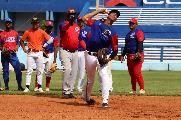 Toda #Cuba en modo try out de #beisbol
La fase zonal se acontecerá durante martes y miércoles. #DeporteCubano #BeisbolCubano
jit.cu/NewsDetails.as…