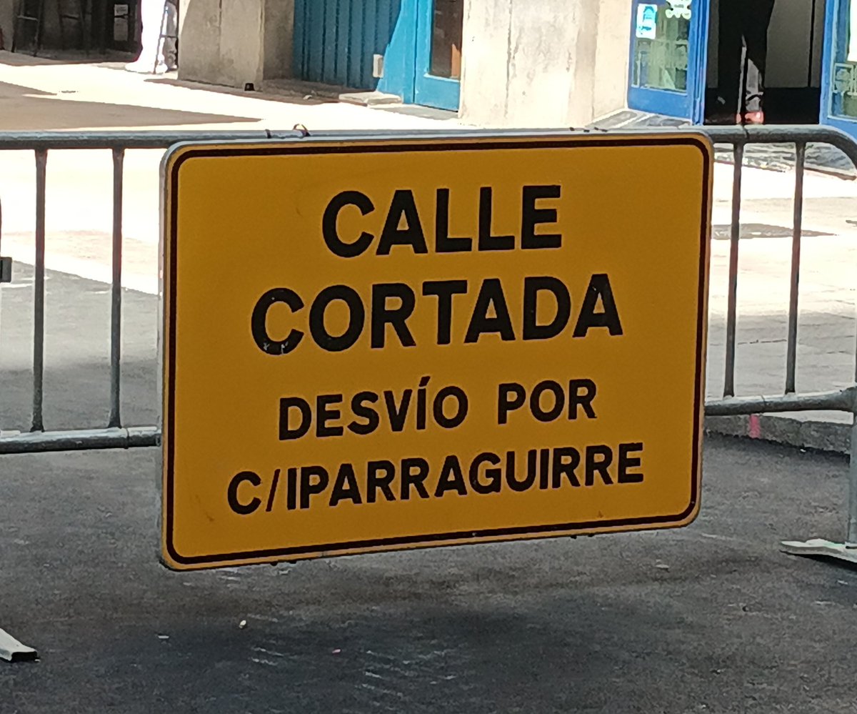 Bilboko García Rivero kalean ipinitako kartela gaztelaniaz bakarrik... baina badakizue, <a href="/juanmariaburto/">Juan Mari Aburto</a> euskeraren aldeko konzentrazioetara joaten da...
<a href="/bilbao_udala/">Bilbao [Udala - Ayuntamiento]</a> 
<a href="/behatokia/">Hizkuntz Eskubideen Behatokia</a>