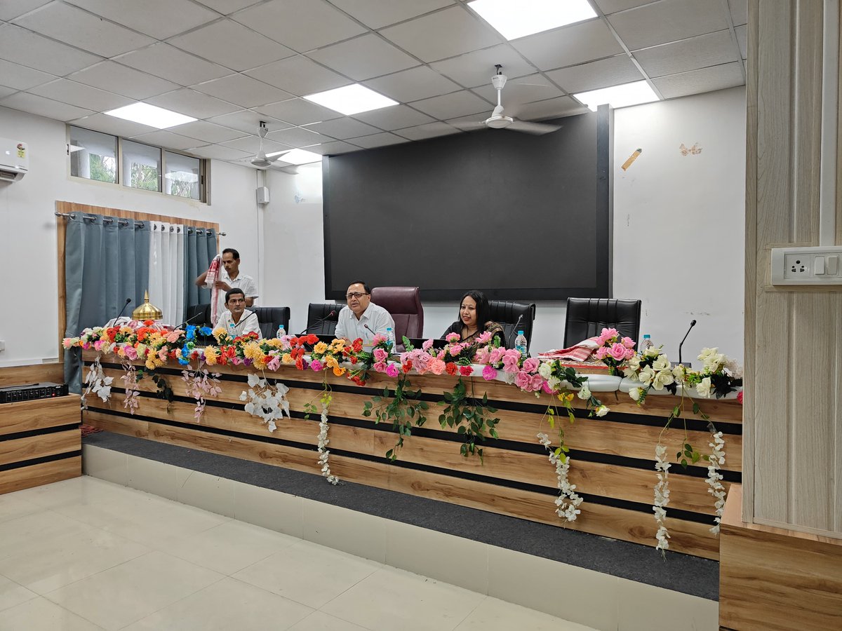 DCSonitpur's tweet image. A review meeting of the FPD&amp;amp;CA Dept was held today at DC Office, Sonitpur, chaired by DC Shri Ananda Kumar Das, with ADC Smti. Dyotiva Bora &amp;amp; Dy. Director (i/c) FPD&amp;amp;CA Shri Kaalicharan Kalita. 
Staff &amp;amp; GPSS/WCCS Secretaries attended.
#Sonitpur #FPDCA #PublicDistribution