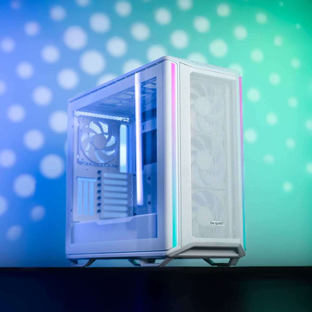 Vous recherchez un boîtier PC blanc classique doté de fonctionnalités vraiment intelligentes ? 🧊

Découvrez le Dark Base 701 White, où circulation d'air optimale rime avec grande facilité d'utilisation.