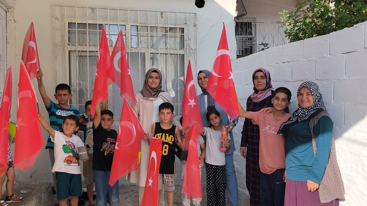 Kadın Kolları Başkanımız <a href="/AvSalihaDiler/">Av. Saliha DİLER</a>, Besni İlçe Kadın Kolları Başkanımız <a href="/semra_semiz/">Semra Semiz</a> AK Kadınlarımız ile Dumlupınar Mahallesi'nde Zübeyde Hanımın Ev Sahipliğinde Hanım Kardeşlerimizle Bir Araya Geldik.