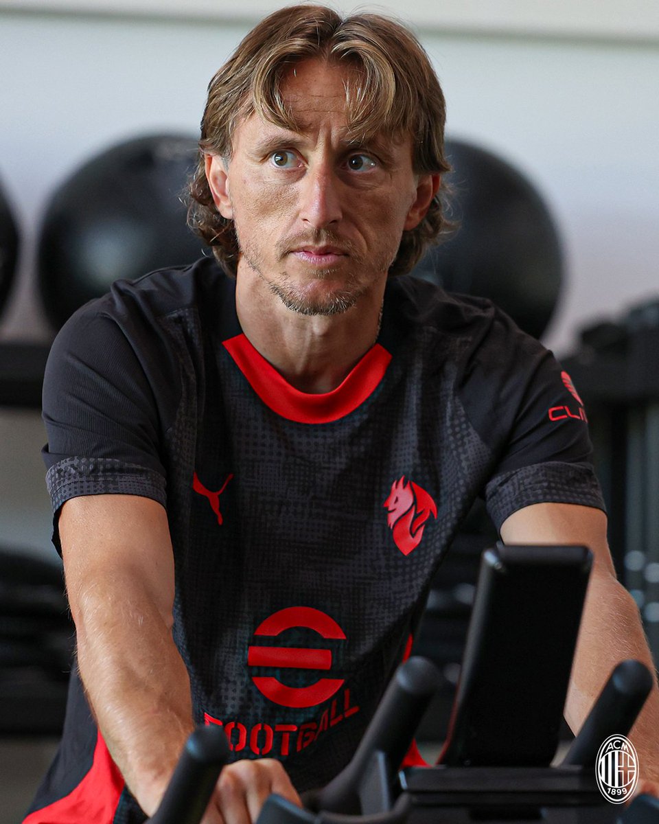 SoccerBytes_'s tweet photo. 🔴⚫ Luka Modric reporting for duty at AC Milan, let the magic begin! 🌟🔥
#soccerbytes #ACMilan
#LukaModric https://t.co/mOQsLSV4OM
