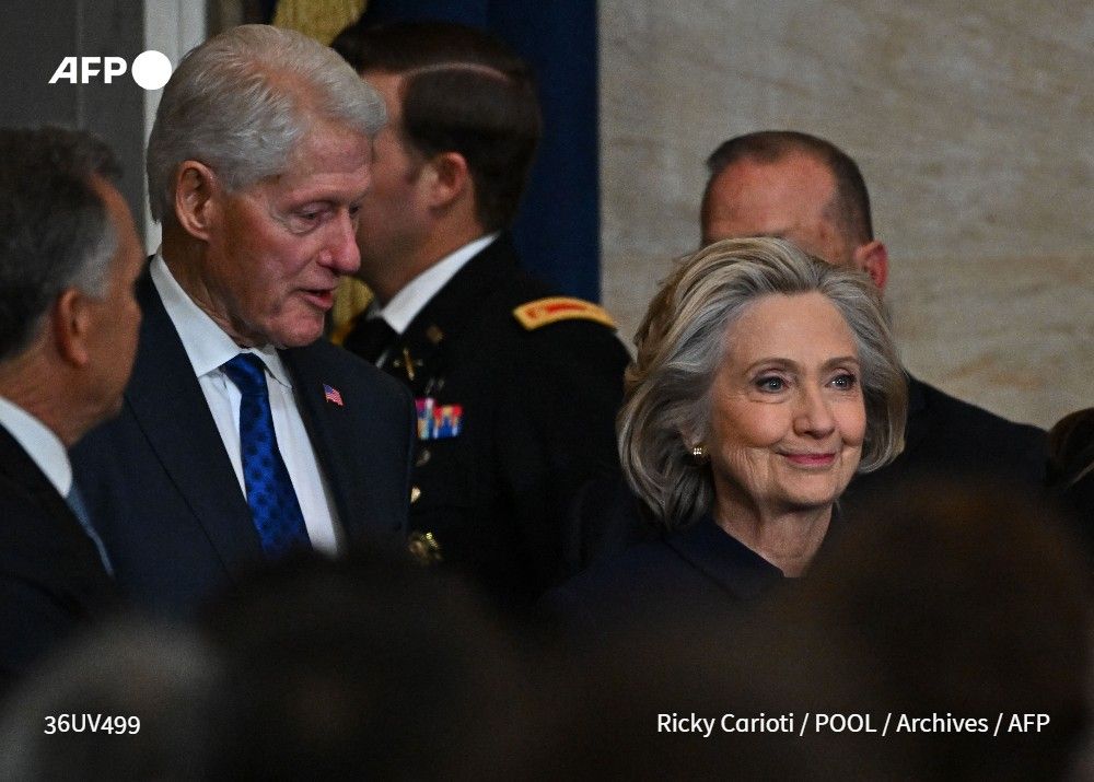 ⚖️ Affaire Epstein : une puissante commission du Congrès américain, à majorité républicaine, a annoncé avoir assigné à comparaître Bill Clinton, et son épouse, Hillary Clinton, dans le cadre de son enquête parlementaire sur l'affaire du délinquant sexuel Jeffrey Epstein.