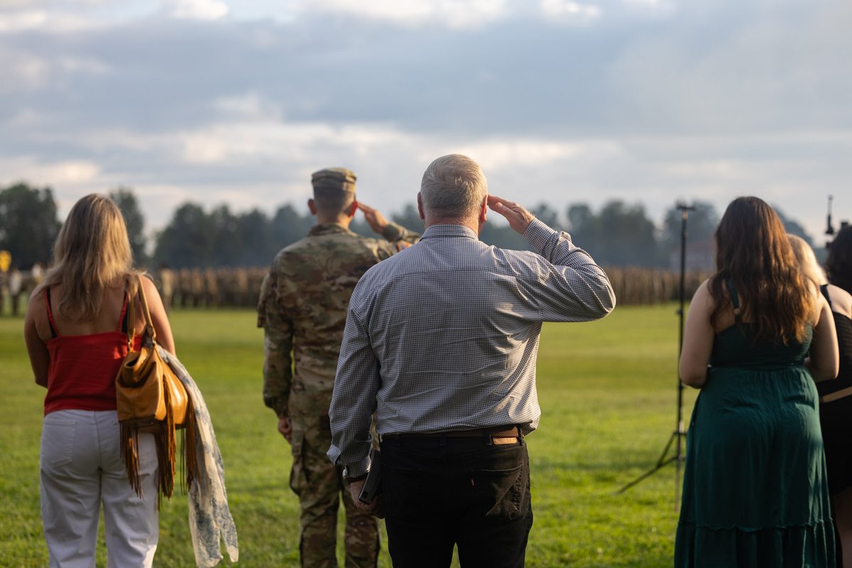 ArmyROTC's tweet image. It's time to celebrate for 7th Regiment #AdvancedCamp Cadets as they graduate from #CadetSummerTraining! 🎉 👏
📸: Teagan O'Meara, Ball State University & Talitha Maloy, Ohio University, CST Public Affairs Office