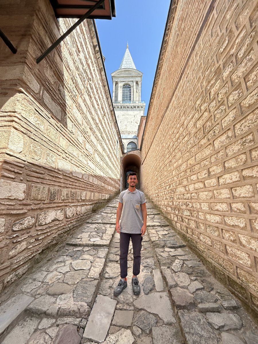 Ben mesleğimi çoookkk seviyorum 🫶 Toplu taşımada arkamda oturanlar büyük bir ihtimalle İstanbul’a ilk defa gelip Karaköy’den Topkapı Sarayını görüp ne kadar güzel ve ihtişamlı içi ne kadar güzeldir dediler. O sırada gün içinde sarayın girilmeyen harem odalarında çalışan ben.. 💫