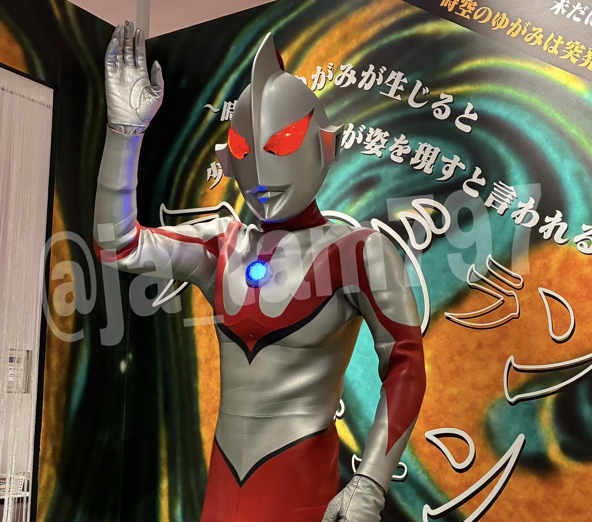 チェキ撮影会、今回はザラブ星人の回に登場した時の「ウルトラマン」とご対面。カッコ良いポーズを披露するだけでなく、コミカルな仕草をしながら参加された方々と"兄弟"のような感じで接してくれました。普段より尖った表情が良いですね。(本当は、にせウルトラマンです)
#はじめてのウルトラマン展