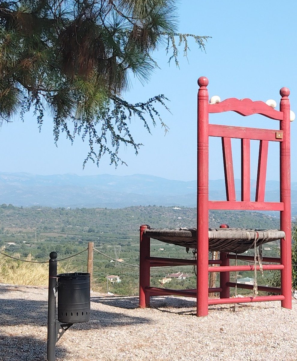 El problema viene con el mantenimiento de las cosas que colocamos en espacios públicos. Ahora ves y busca proveedor de cáñamo, soguero y gigante que sepa hacerlo.
#ruta7cadires #laplanadelarc #Vilafamés
