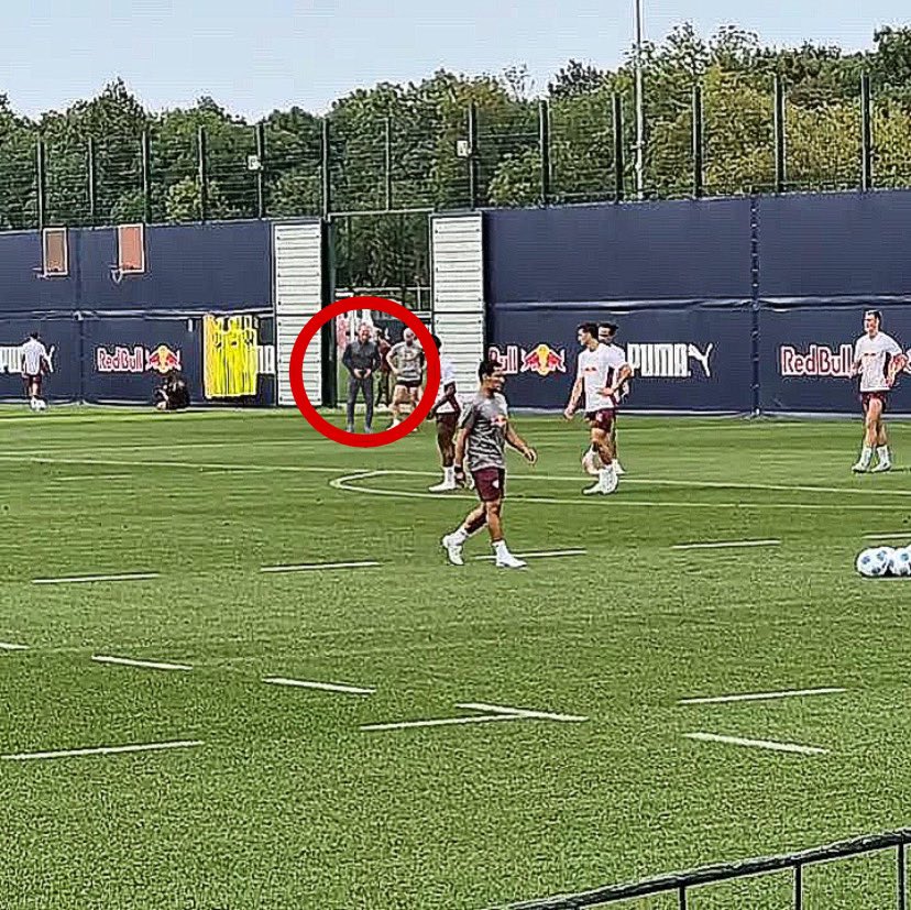 [🚨] NEW: Max Eberl, the sporting director of FC Bayern Munich, was spotted at the Leipzig training facility this afternoon — the reason for his visit remains unclear.

[ <a href="/schfer_g/">Guido Schäfer</a> ]