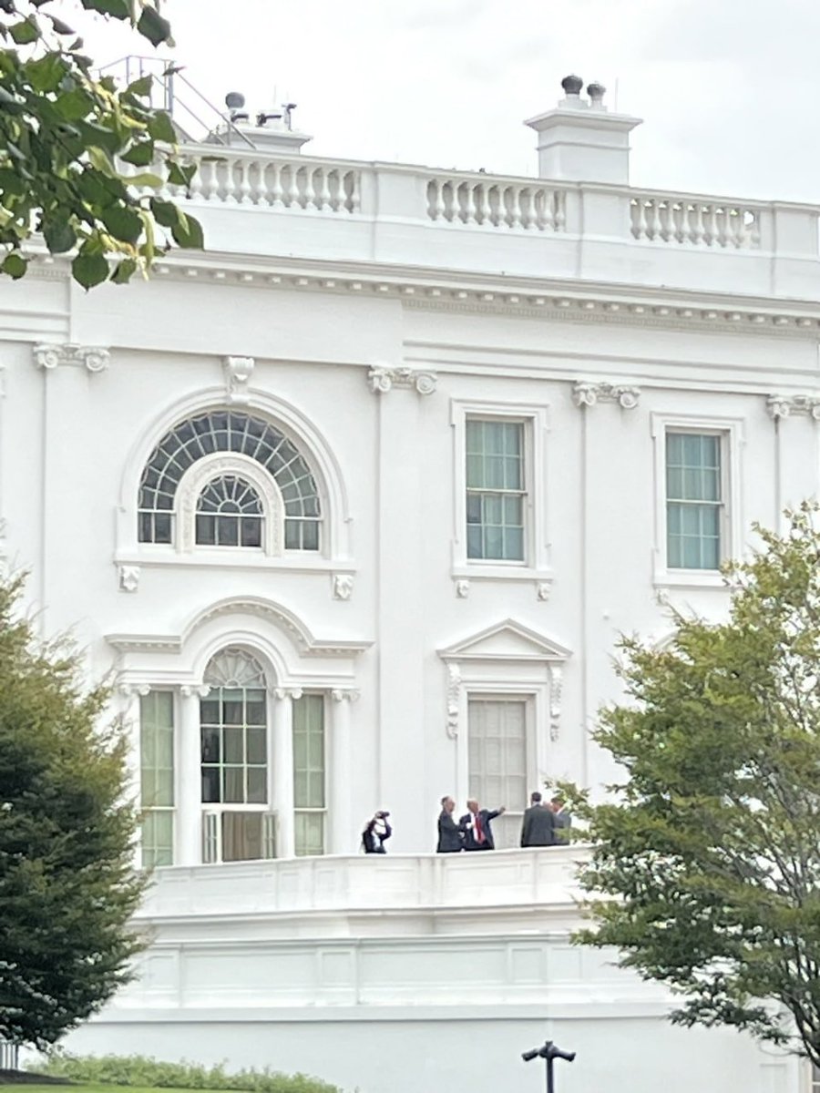 SPOTTED😆: CNN White House reporter says 47 was seen on the roof of the White House just now. When asked why he was up there, he shouted through his hands back to her, "just taking a little walk.”
x.com/alaynatreene/s…