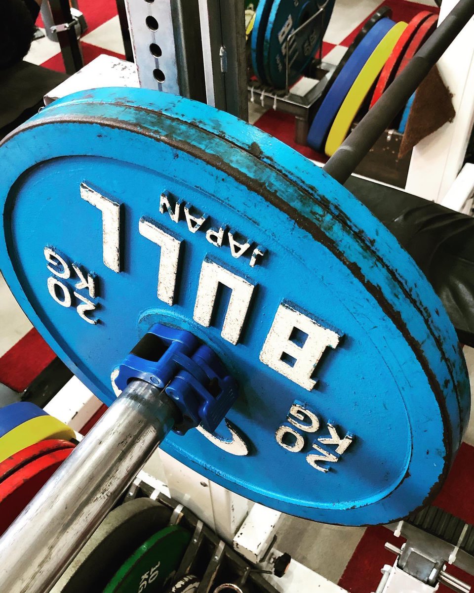 YoSu828's tweet image. Burstlimitにはベンチの練習でセットのスピードが速くてケガをしてしまったり、効果が少なくなる傾向があった場合、取り締まる移動オービスがあり、浅いブルスクをしていると取り締まるブルスク警察が存在します‼️トレイニーに優しく厳しい素敵なジムです😆
#teamburstlimit
#benchpress
#powerlifting