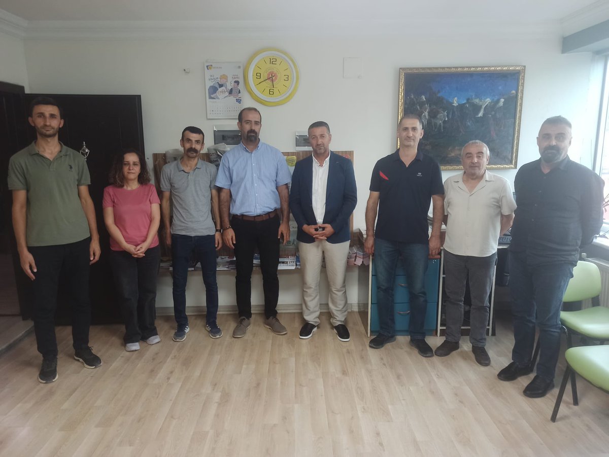 Tez-Koop-İş Sendikası şube yönetimi KESK Van Şubeler Platformu'nu ziyaret etti. Ziyarette sendikal ve siyasal süreç değerlendirilerek emek sömürüsüne karşı ortak mücadele vurgusu yapıldı. Nazik ziyaretleri için teşekkür ediyoruz.