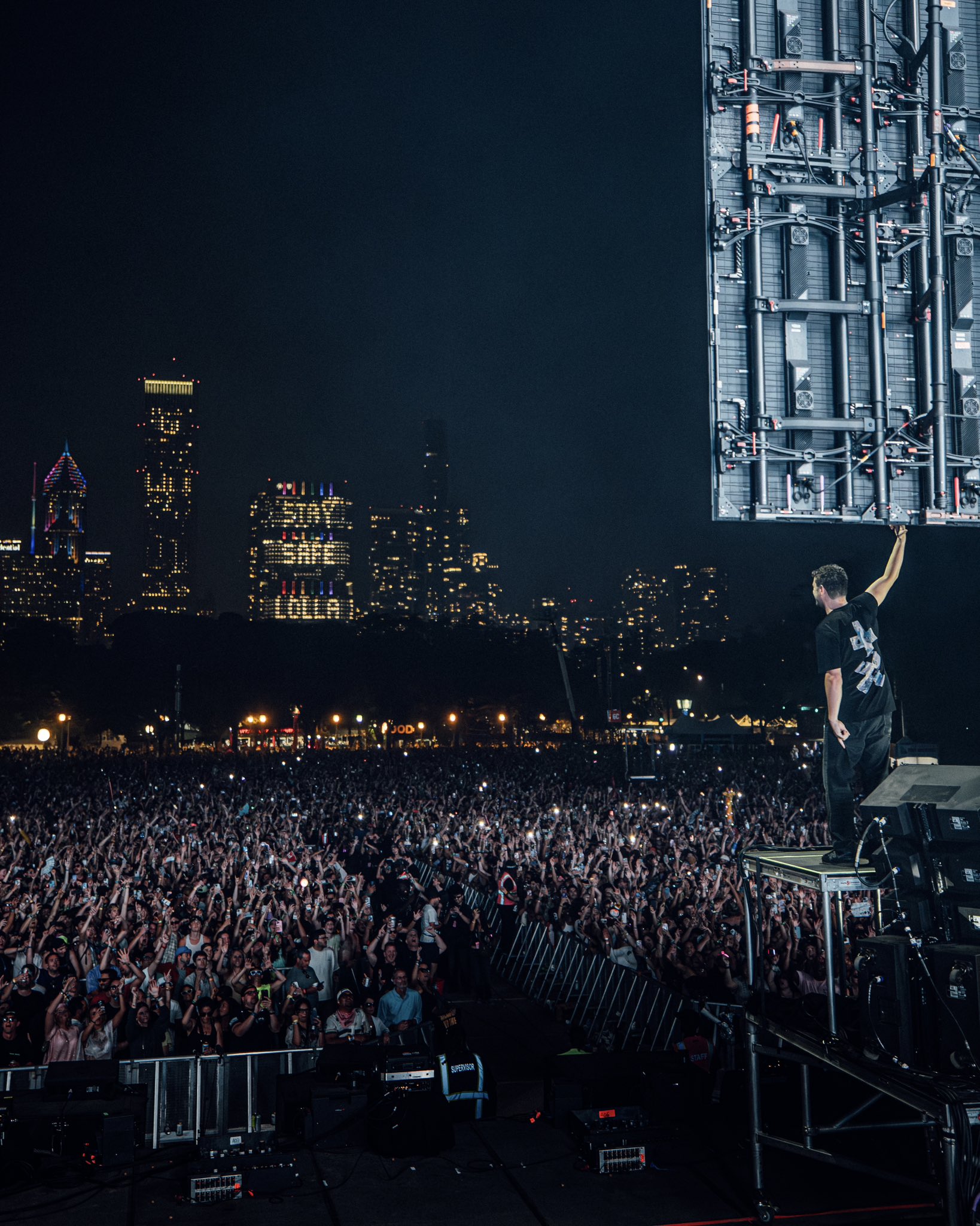 GxmOyQ8XEAAnxmd?format=jpg&name=large Straining on stage: A packed schedule of 4 performances per Martin's four days have fans questioning his limits.