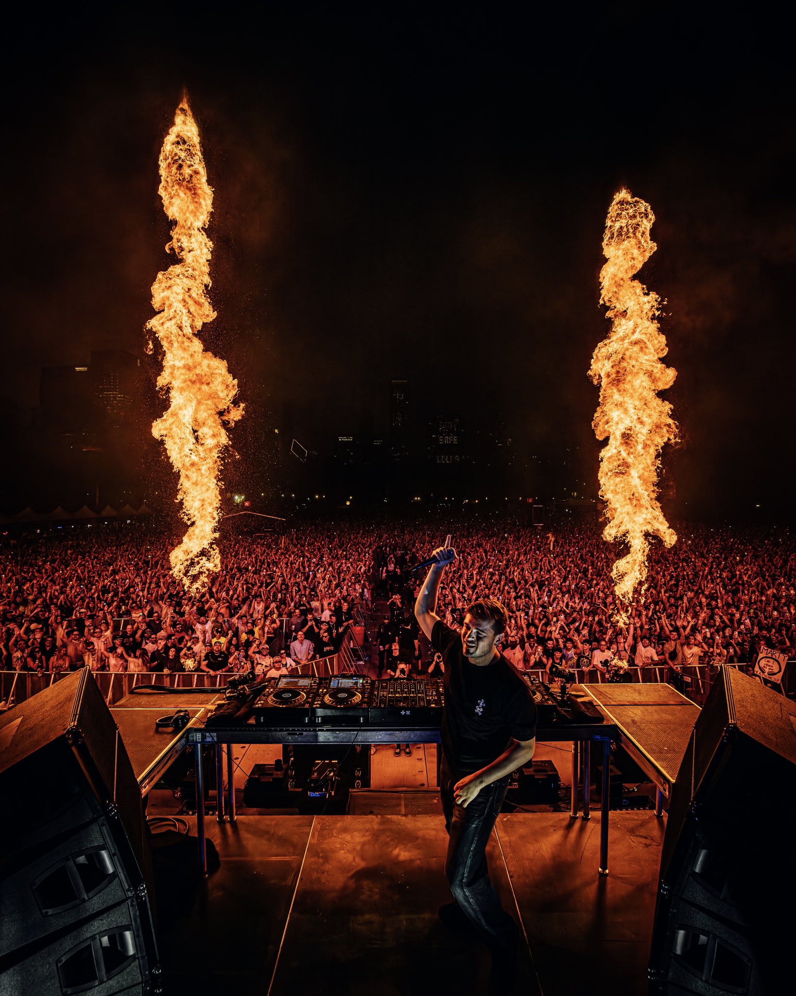 GxmOyRBXQAAQJ2C?format=jpg&name=large Straining on stage: A packed schedule of 4 performances per Martin's four days have fans questioning his limits.