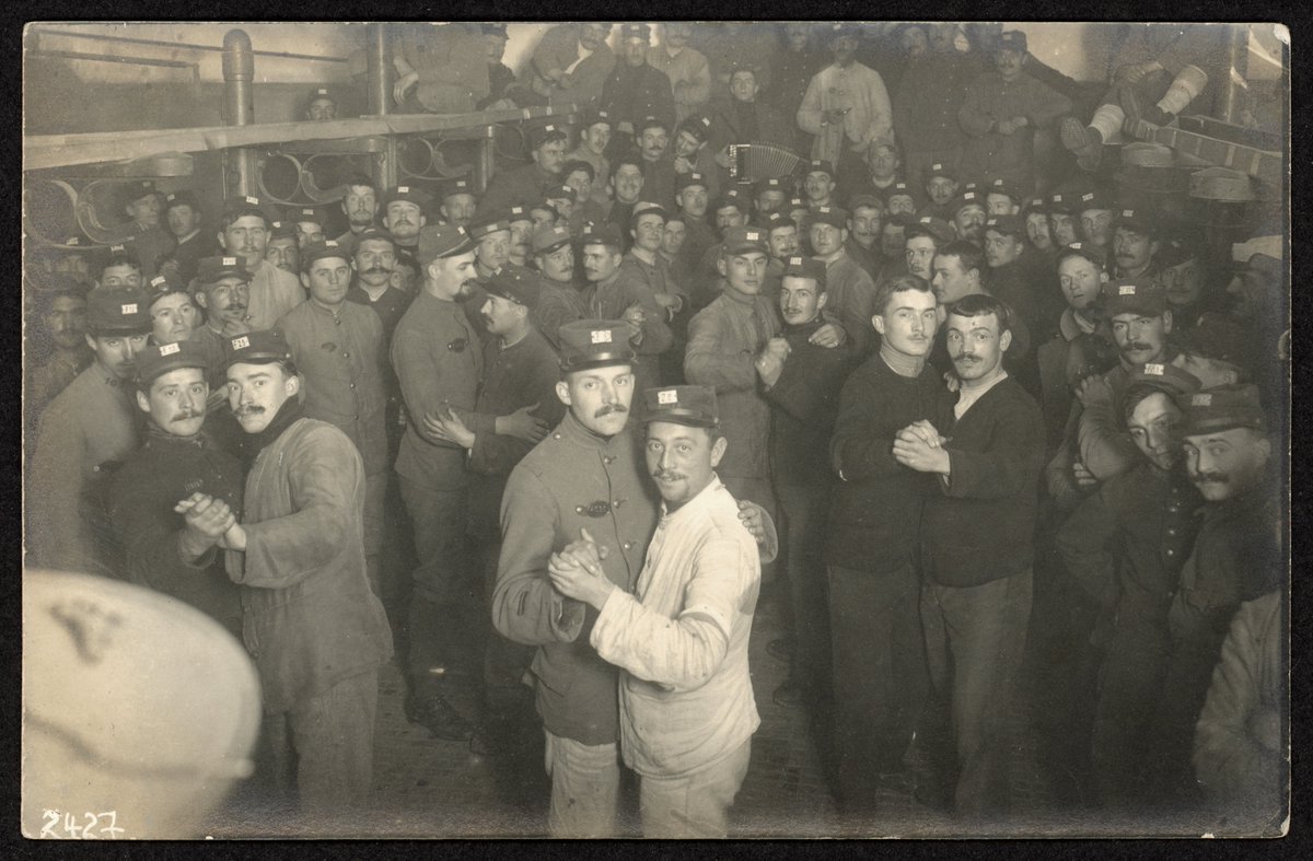 Französische Kriegsgefangene tanzen miteinander im Lager Königsbrück während des Ersten Weltkrieges.