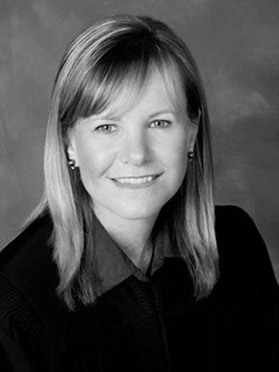 Congratulations to 12th Circuit Chief Judge Diana Moreland for receiving the Chief Justice Award for Judicial Excellence recently at the Conference of Circuit Court Judges! In a letter of support for her nomination, it was noted that she “upholds the highest standards of judicial