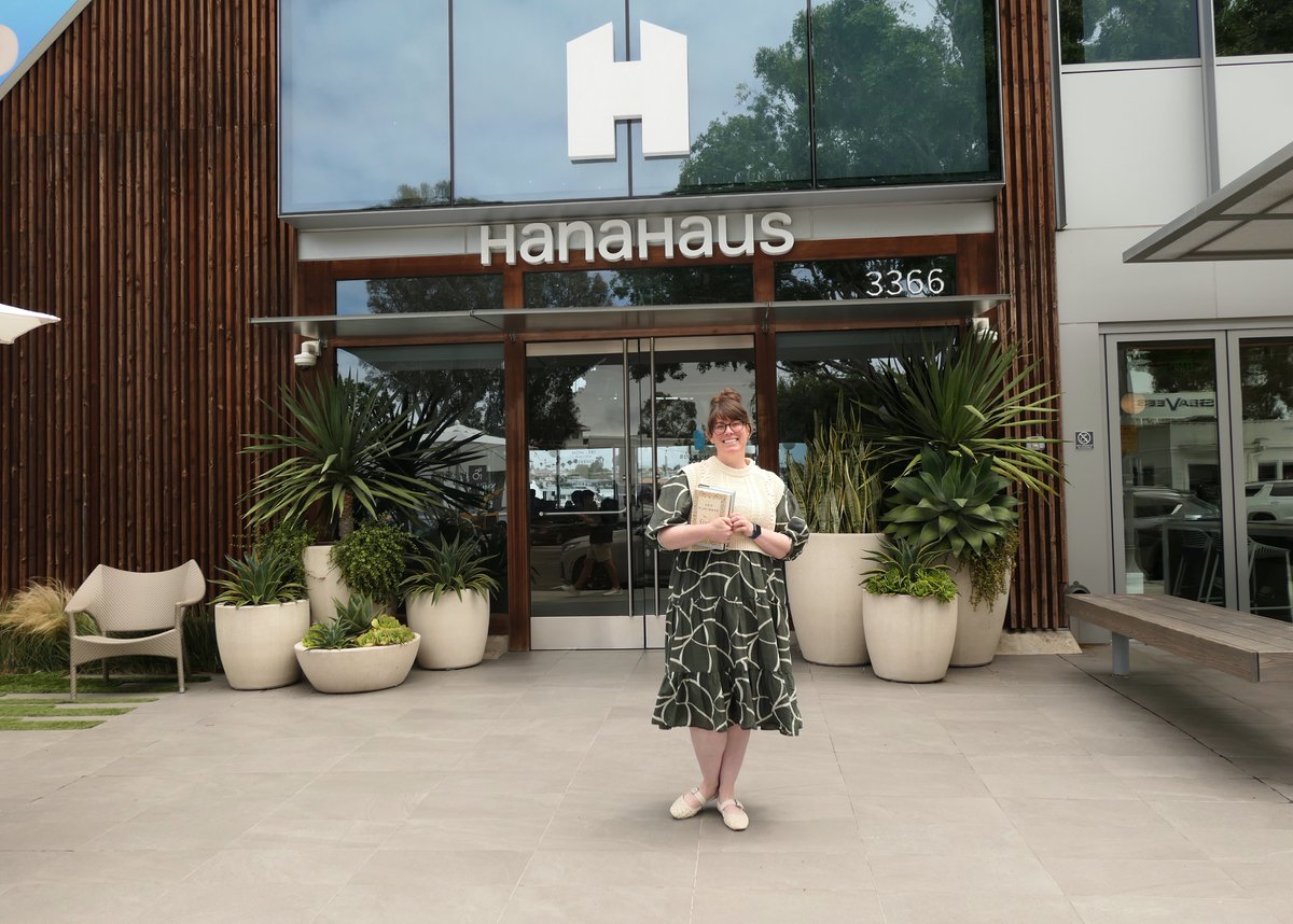 hanahaus's tweet photo. Discover how Michelle Pierce, owner of Lido Village Books uses @HanaHaus to dream up her next big idea!

Read our latest Humans of HanaHaus feature:
https://t.co/xYdX7qdutA https://t.co/XMKuRM77jP