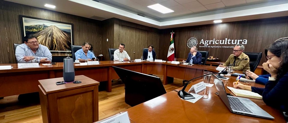 Reunión encabezada por el secretario Dr Julio Berdegue dimos la bienvenida al nuevo comisionado de la Conapesca Mtro Rigoberto Salgado Vásquez solicitando continuidad y compromiso al proyecto de pesca sostenible de nuestra presidenta Claudia Sheibaun éxito y nos sumamos !!