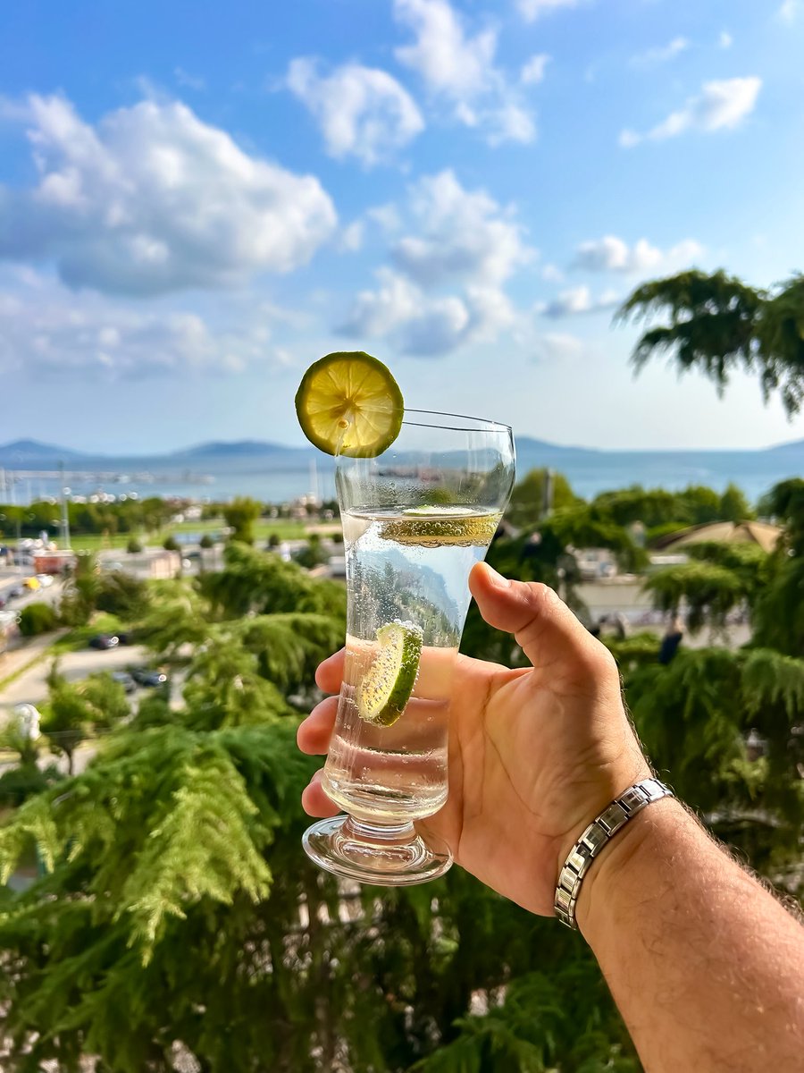 Eve gelmişsin
Mis gibi duşunu almışsın 
Mis gibi olmuşsun 
Atıştımalık bir şeyler alıp 
Balkona kurulmuşsun 😎
İşte o keyifli an..
Akşamınız güzel olsun 💫