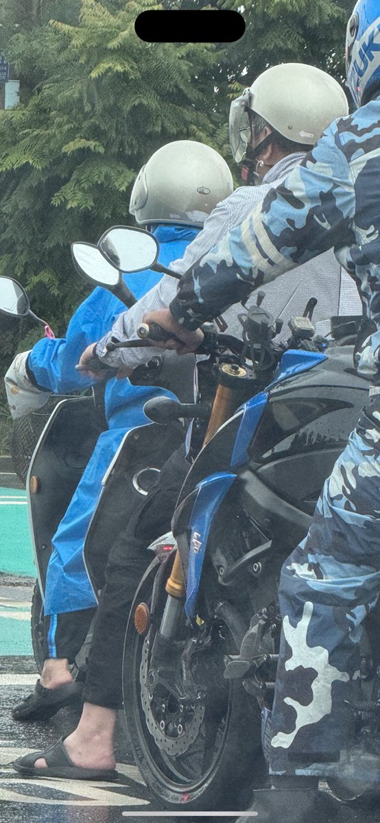 好想聞這種眼鏡斯文伯的腳～