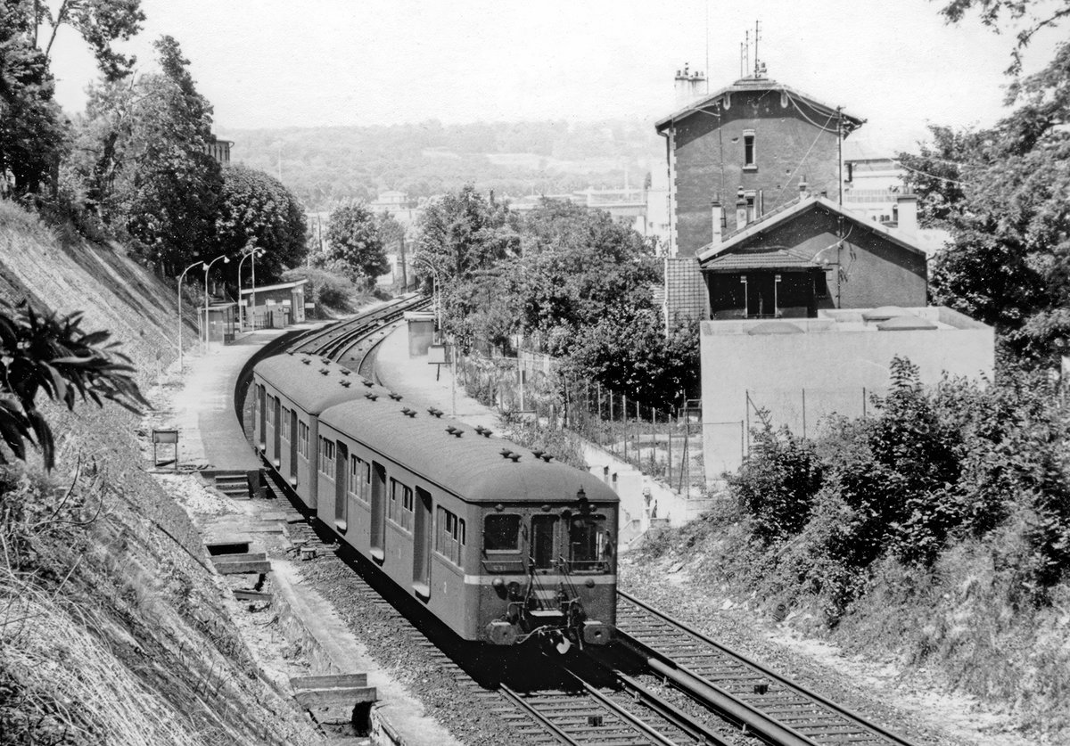 SNCF Rames de banlieue Juin 1984, sur Puteaux-Issy Plaine, en gare de Bellevue-Funiculaire jadis le passage des trains avec les standards (3e rail) et des 66000.
