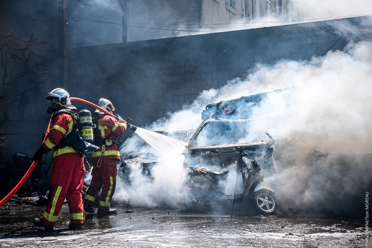 🚨 #Intervention | Dim. 3 août à 13h09, feu dans une casse automobile (15ᵉ)
🔥 Fumée dense à l’arrivée, bâtiments voisins évacués
🚒 MEA déployé pour cibler les foyers clés
⏱️ Feu contenu en 17 min
👨‍🚒 52 MP &amp; 18 engins 
➡️ 1 victime intoxiquée, hospitalisée
➡️ Propagation évitée