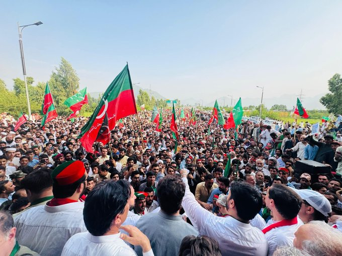 As pro-democracy protests explode across Pakistan, the US must use its leverage over brutal, corrupt US-backed dictator Asim Munir to block the regime from engaging in repression of the people of Pakistan

The US must end ALL support for the deeply unpopular military regime!