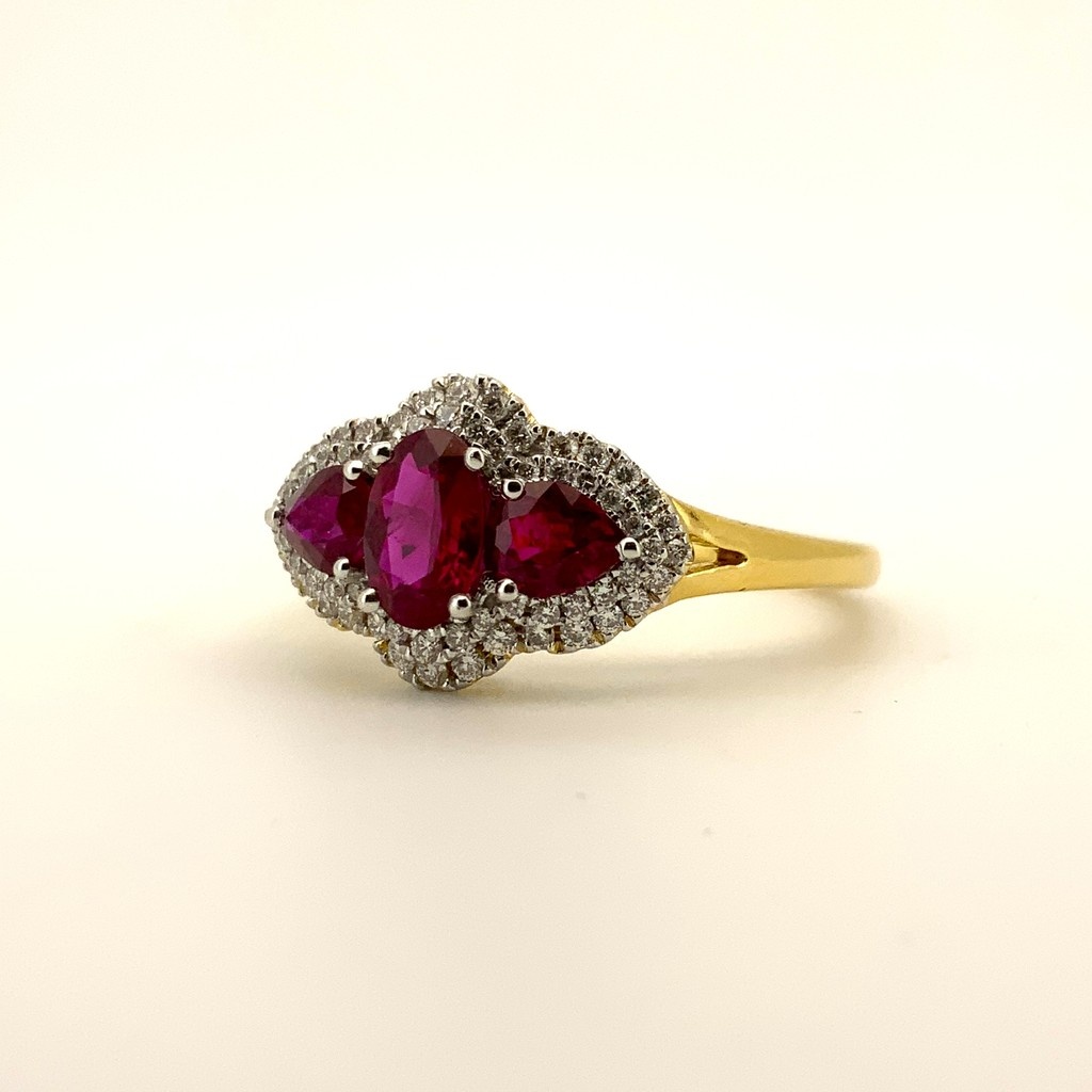 Stunning 18ct 2 colour 3 stone ruby and diamond cluster. One oval and 2 pear shape rubies 1.02 ct and diamonds 0.24ct claw set. Was £4,185.00, now £3,770.00.
#jewelworkjewellers #rubydiamondcluster #18ctfinejewellery #stunningrubies #rubydiamondrings #jewelleryworthing