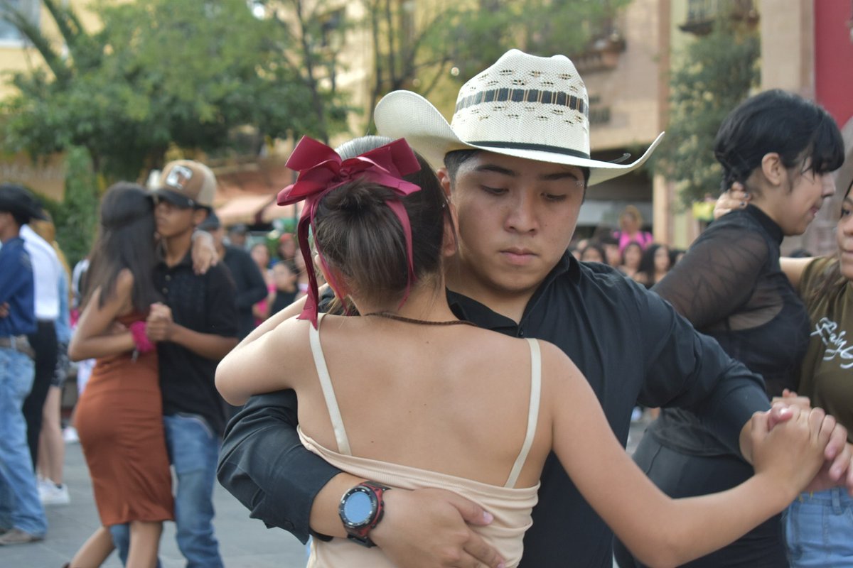 Comunicación León (@comunicaleonmx) on Twitter photo #AvanzaLeón 💃🏻🕺🏻 Se realizó una edición especial de Huapalooza, donde más de 300 jóvenes disfrutaron de una tarde llena de música y baile al ritmo de la agrupación “La Región Norteña”.
<a href="/municipio_leon/">Municipio de León</a> <a href="/IMJULeon/">IMJU León 🦁</a>
n9.cl/lrd3m #AvanzaLeón 💃🏻🕺🏻 Se realizó una edición especial de Huapalooza, donde más de 300 jóvenes disfrutaron de una tarde llena de música y baile al ritmo de la agrupación “La Región Norteña”.
<a href="/municipio_leon/">Municipio de León</a> <a href="/IMJULeon/">IMJU León 🦁</a>
n9.cl/lrd3m