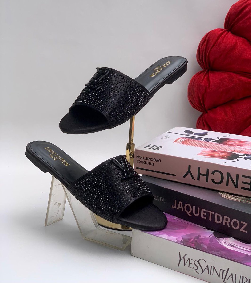 vheebrawn's tweet photo. Size 37-42

18,000

 #BBNajia https://t.co/57BdExvdJB