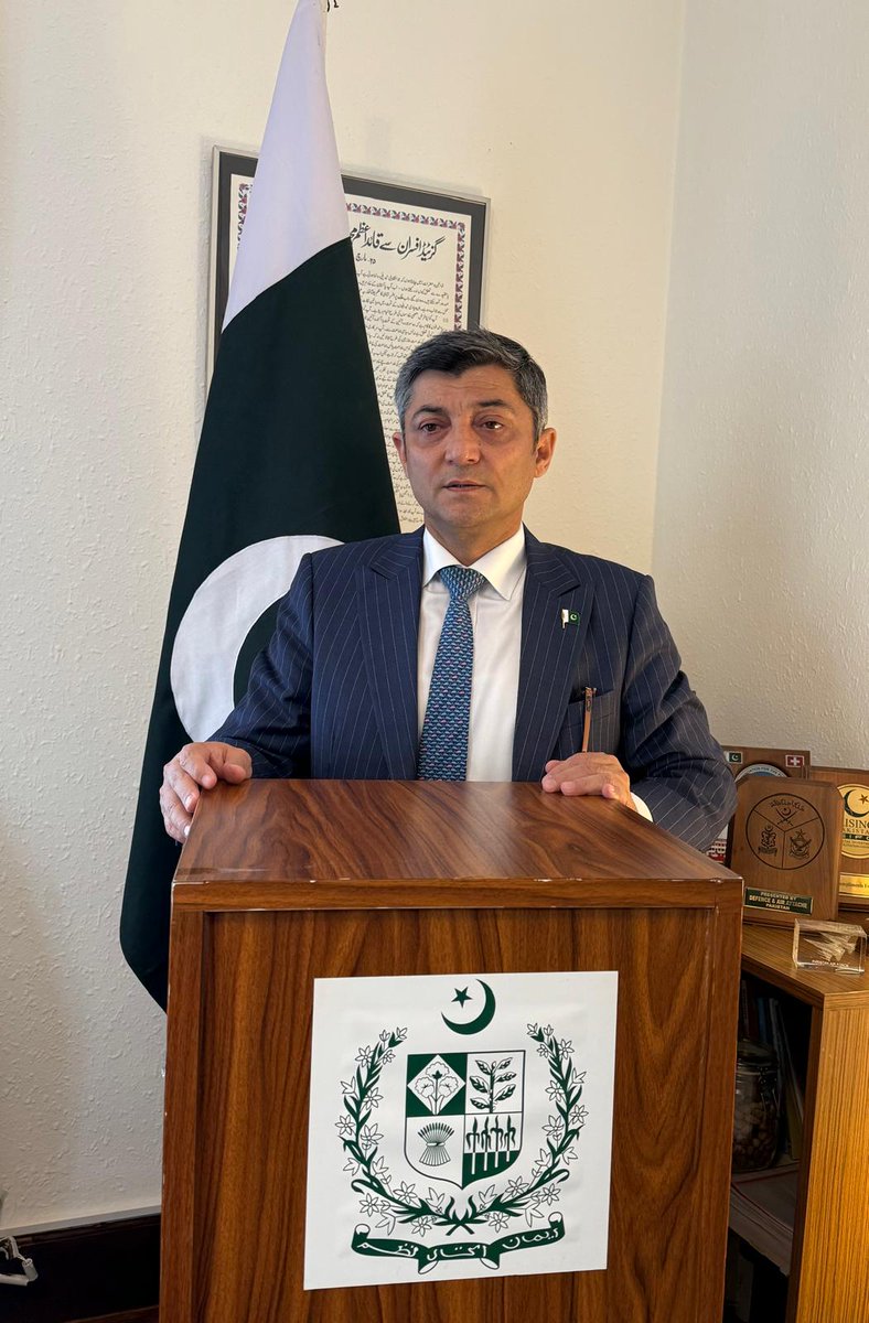 PakinSchweiz's tweet image. Embassy of 🇵🇰 in Bern together with 🇵🇰i community in 🇨🇭 observed a minute of silence on the 6th anniversary of Youm-e-Istehsal to honor the sacrifices of the people of IOJK for their right to SD and to mark the widely condemned &amp;amp; illegal Indian act of abrogation of Art 370 &amp;amp; 35A.