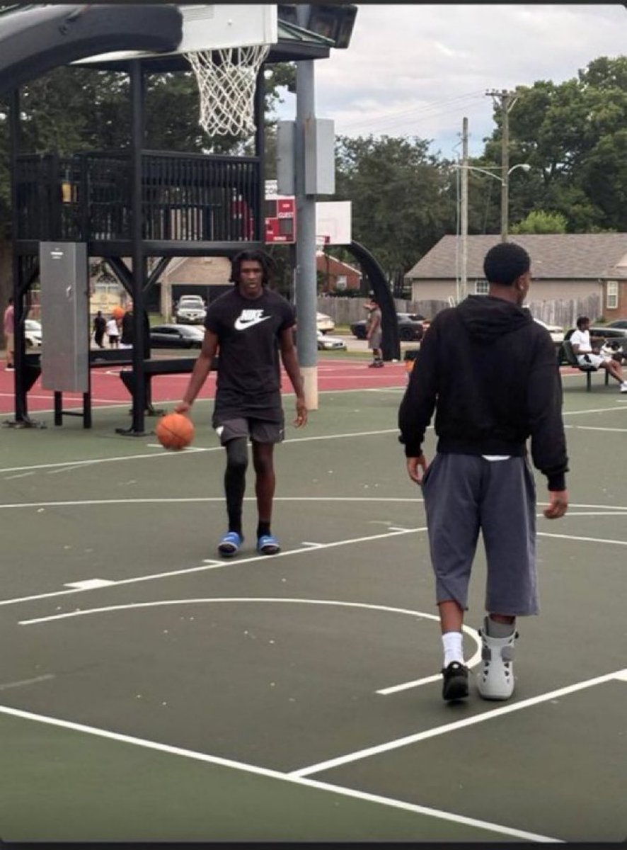 Kentucky stars Jayden Quaintance and Otega Oweh seen dunking off of a torn ACL and in a boot. 

2 peculiar situations. 

What an interesting photo.