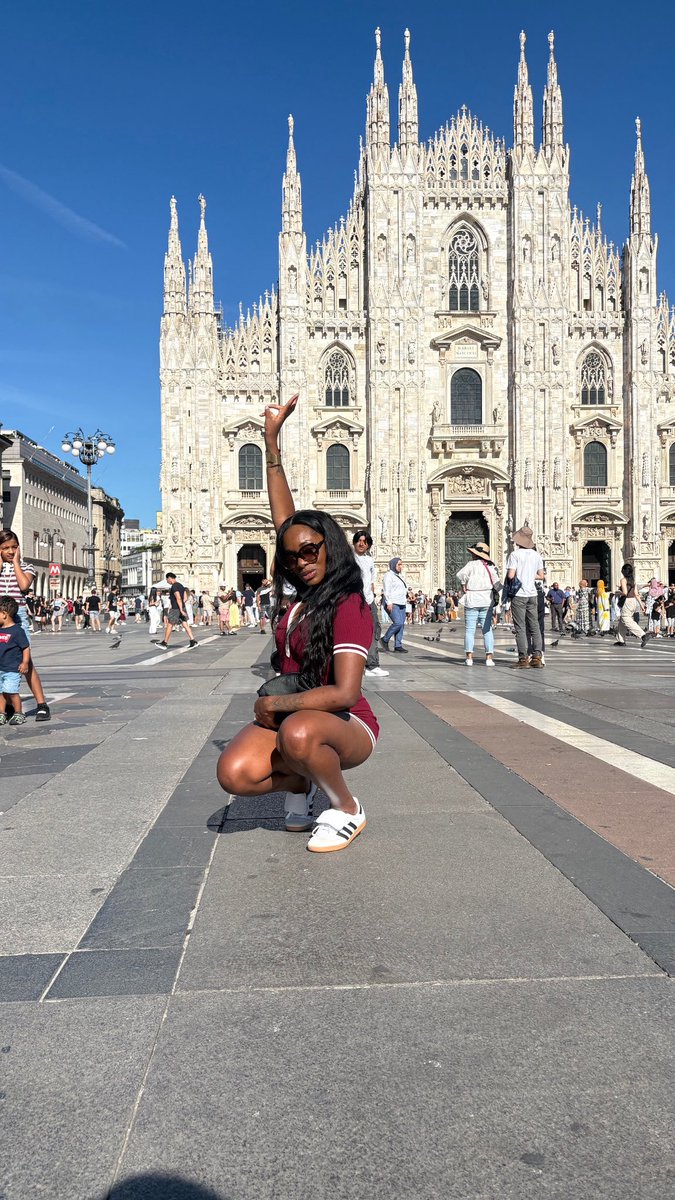 Milan, Italy is such a VIBE 🇮🇹! 
Sidebar the sun was kissing my skin! lol