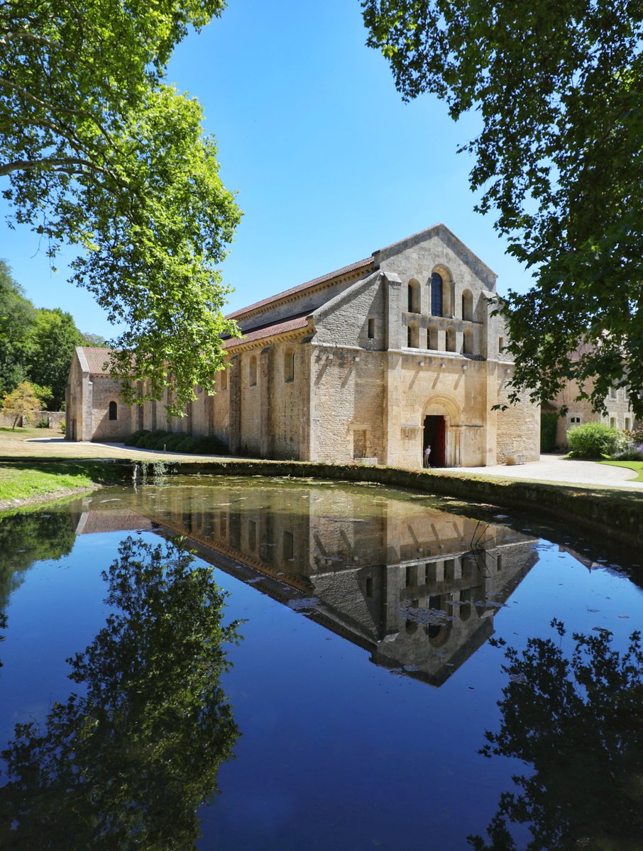 🟢 𝗟𝗘 𝗦𝗔𝗩𝗜𝗘𝗭-𝗩𝗢𝗨𝗦 ? 💧| Pourquoi “Fontenay” ? Le nom vient de fontana, la source.

💦 Un clin d’œil à l’eau fondatrice qui a guidé les moines dans ce vallon au XIIe siècle. Aujourd’hui encore, l’eau irrigue les lieux… #AbbayedeFontenay

🌐 abbayedefontenay.com