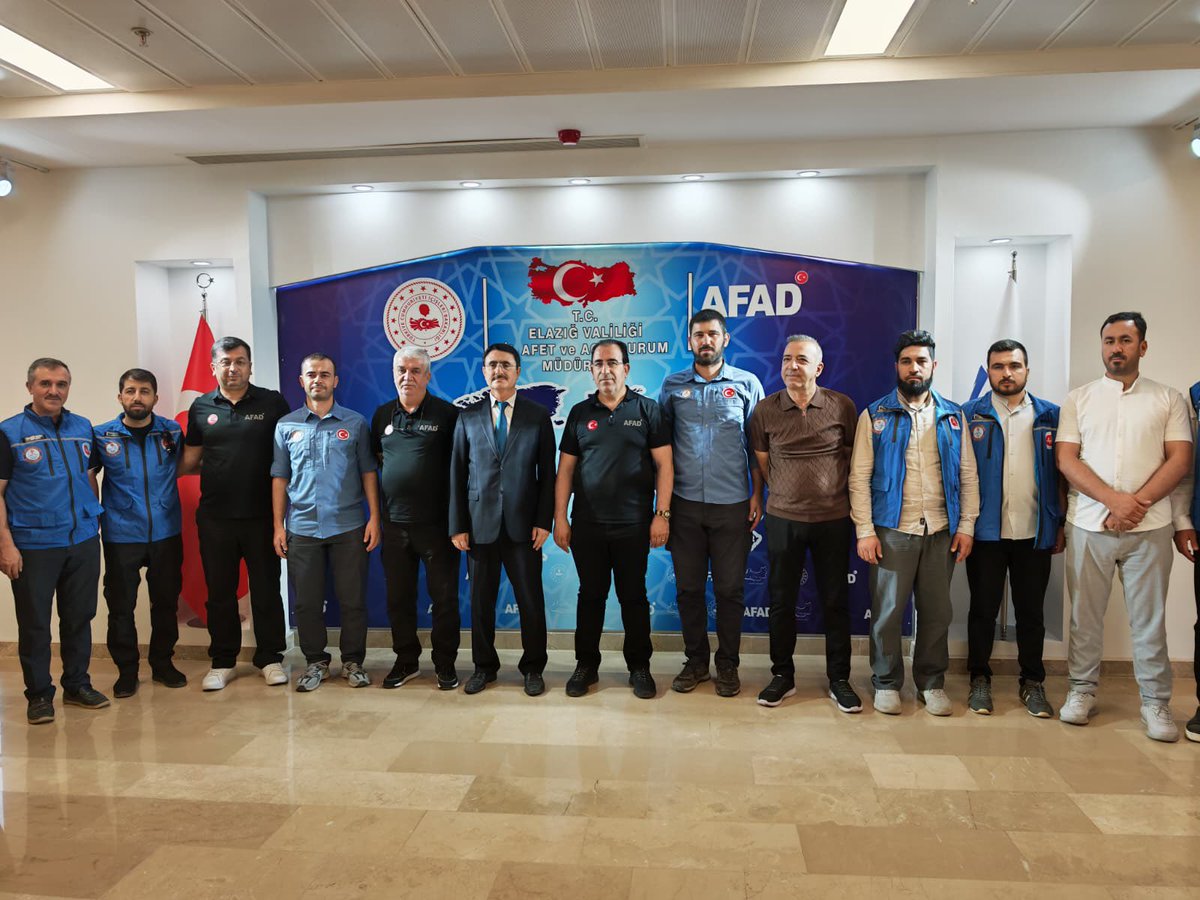 📍Elazığ AFAD

İl Müftü Yrd. Mustafa FIRAT, TDV Genel Merkez yetkilileri Onur İNAN ile M. Fatih SARIKAYA ve TDV Elazığ Arama Kurtarma Ekibi, İl Müdürümüz Dr. Cafer GİYİK’i ziyaret etti.
Akreditasyon süreci ve ortak çalışmalar hakkında istişarelerde bulunuldu.