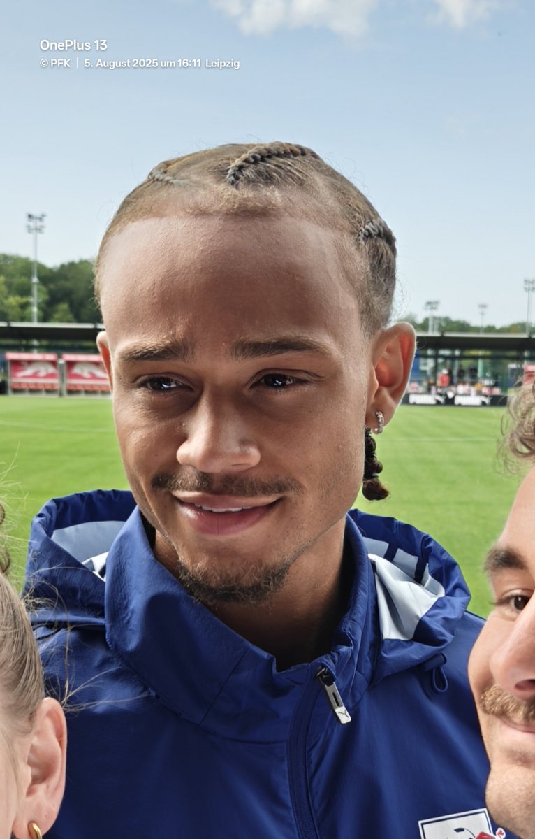 Ein letztes Bild <a href="/xavisimons/">Xavi Simons</a>
Danke XAVI für die schönen Momente, für die Du gesorgt hast.
Danke XAVI, dass Du noch einen Vertrag mit uns eingingst, an dem wir einige Euro verdienen.
Aber XAVI, wenn Du als Fußballer den Himmel erreichen willst, komm zuerst zurück auf den Boden.