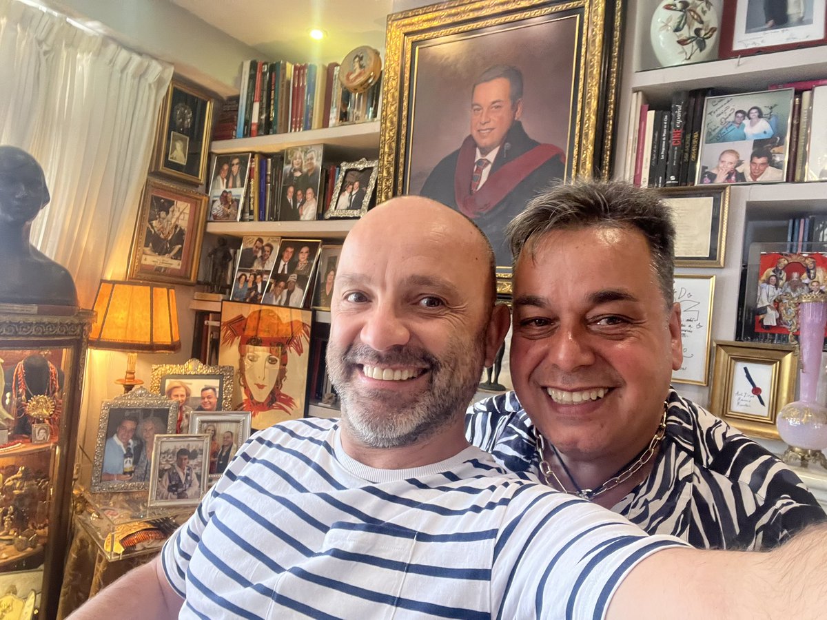 Hoy estuve con Fernando Aisa, secretario de Imperio Argentina, viendo su impresionante colección de muebles y objetos de la estrella. Aquí me veis con su Goya y en mi próximo libro descubriréis detalles fascinantes de su vida.