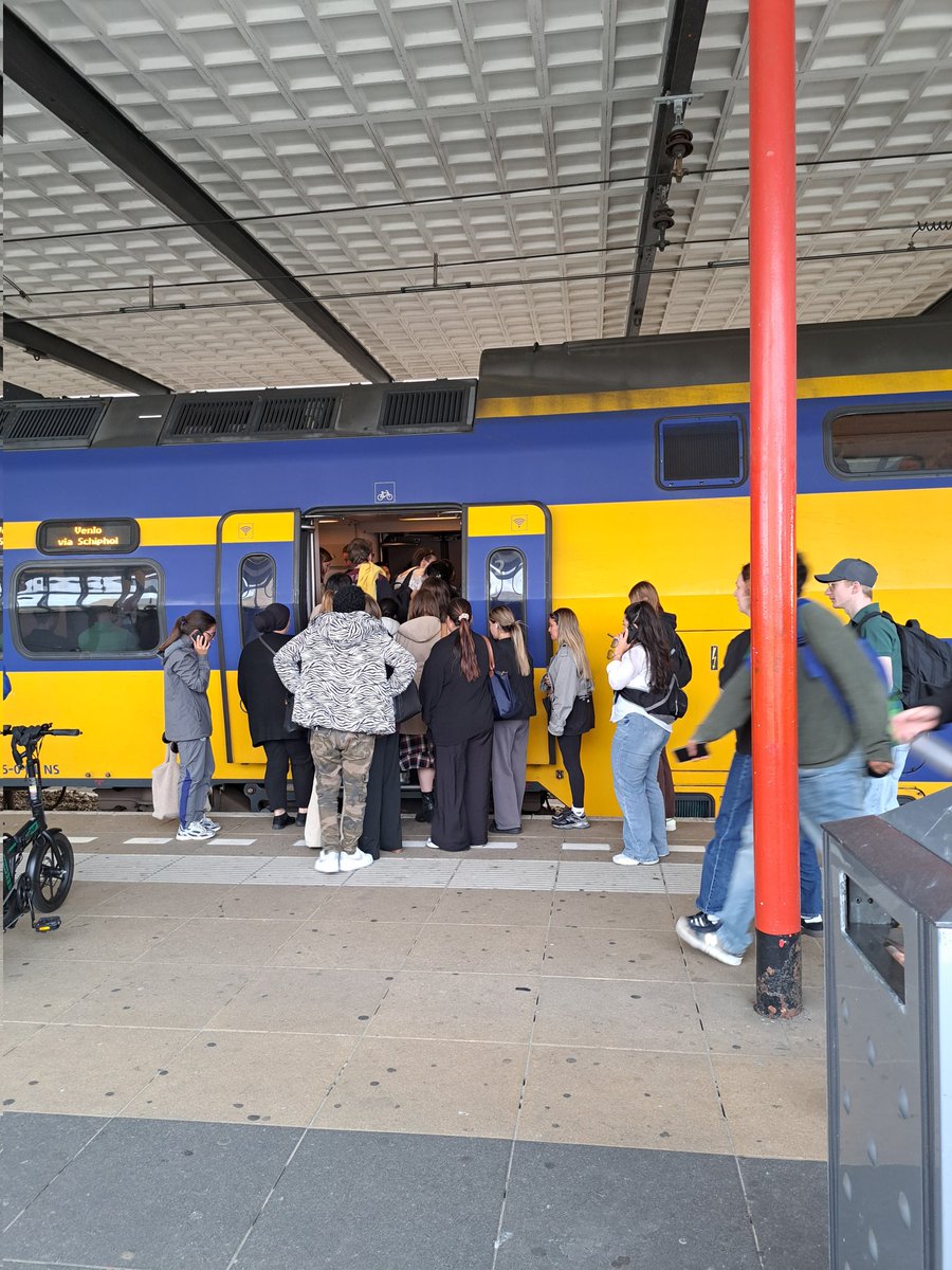 Wat is dat toch NS en Prorail. Elke dag weer geen trein op tijd en zelfs wachttijd van +10 die telkens weer met 10 min oploopt op Rdam centraal. En masse rennen naar ander spoor voor andere trein die proppie vol zit. Goede reis! #NS #prorail