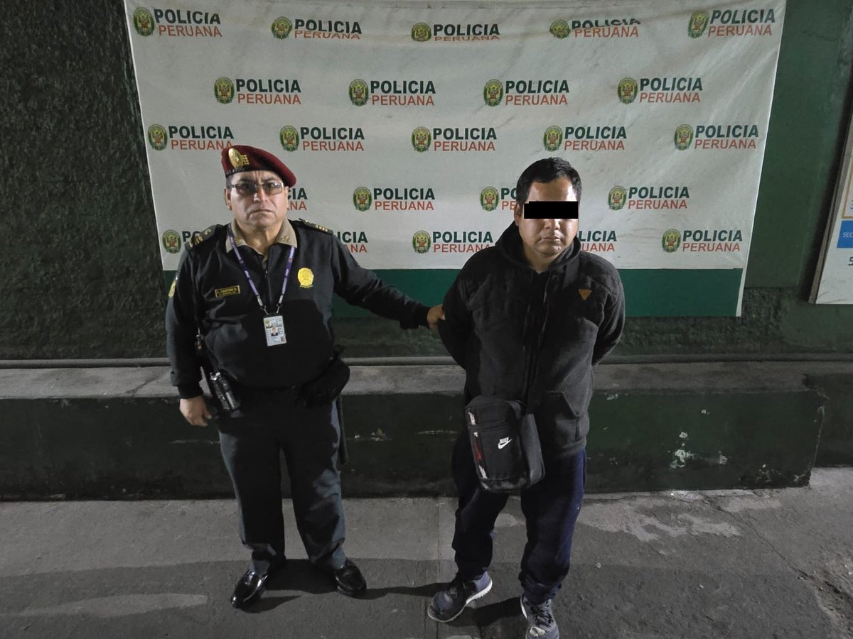 #CercadoDeLima 🚨 | En una rápida intervención, efectivos de la Dirección de Seguridad del Estado, detuvieron a un sujeto que habría realizado tocamientos indebidos a una menor de edad mientras viajaba en el transporte público. #PolicíasEnAcción