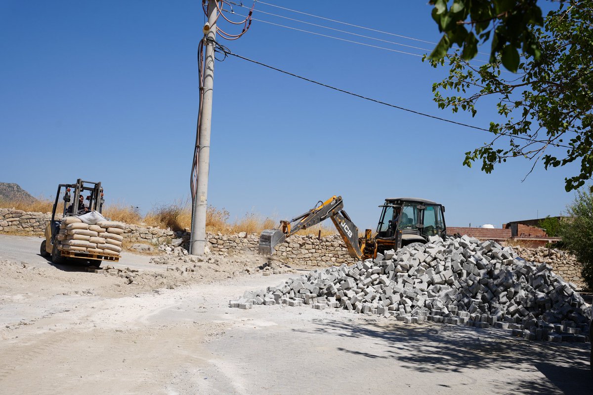 📍Zirve Mahallesi’nde parke çalışması

Belediye ekiplerimiz, Zirve Mahallesi’nde yol düzenleme çalışmaları kapsamında parke döşeme işlemlerine başladı. Mahalle sakinlerinin ulaşımını kolaylaştırmak amacıyla sürdürülen çalışmaları Eş Başkanımız Hamdullah Demir yerinde inceledi.