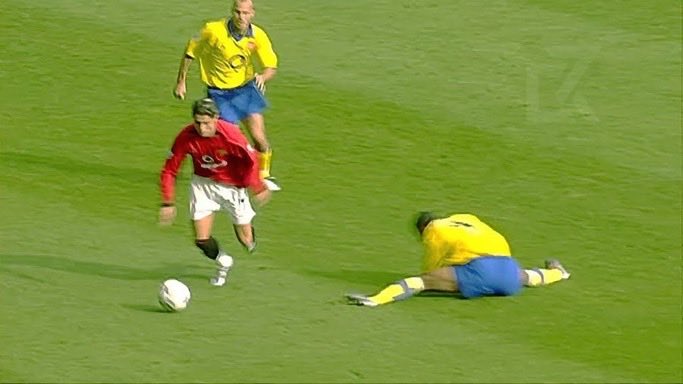 Amina_MCFC's tweet photo. Thread 🧵 
Les 1v1 les plus humiliants dans le football. https://t.co/7YjWk3XLbr